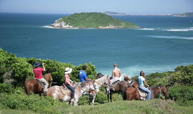 Passeio a cavalo: um jeito diferente de explorar a Praia do Rosa –  Hospedaria das Brisas